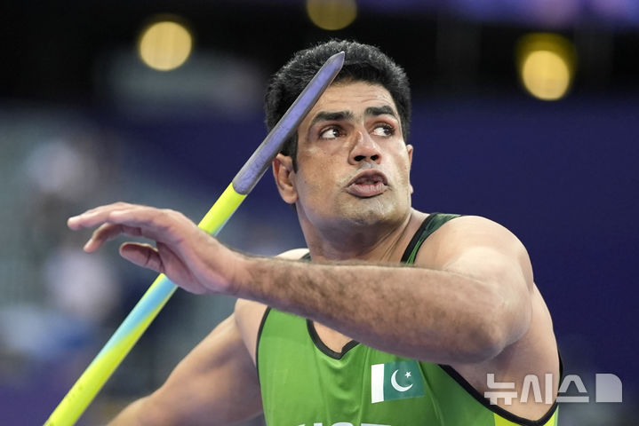 [생드니=AP/뉴시스] 아르샤드 나딤이 9일(한국시각) 파리 스타드 드 프랑스에서 열린 2024 파리 올림픽 육상 남자 창던지기 결승에서 창을 던지고 있다. 2024.08.09.