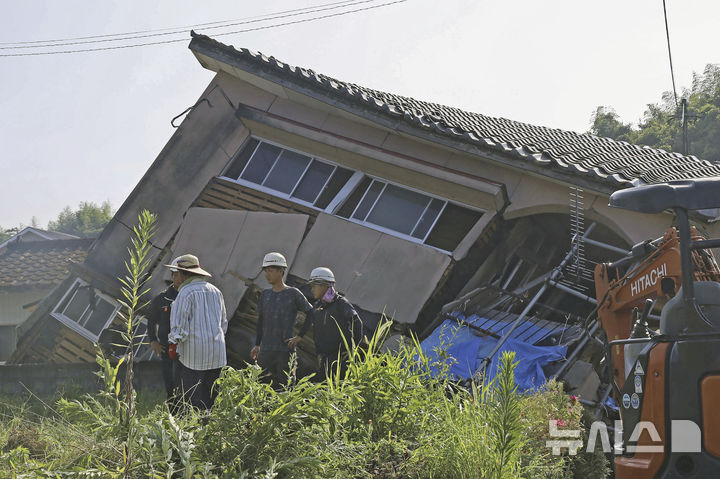 [오사키=AP/뉴시스] 일본 규슈 미야자키현 앞바다에서 8일 규모 7.1 지진이 발생한 뒤 9일  가고시마현 오사키에 있는 한 가정집이 무너져 있다. 일본 기상청은 전날 발생한 지진 이후 '난카이 트로프' 지진 임시 정보(거대 지진 주의)'를 발표했다. 난카이 트로프 대지진은 일본 시즈오카현 앞바다에서 시코쿠 남부, 규슈 동부 해역까지 이어진 난카이 해곡에서 100∼150년 간격으로 발생한다는 지진으로 일본이 가장 우려하는 지진이다. 2024.08.09.