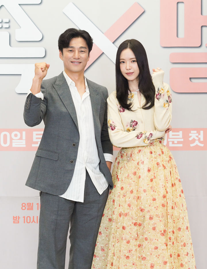 지진희(왼쪽), 손나은