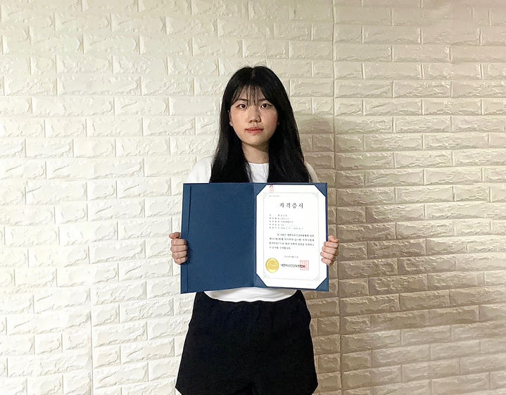 [부산=뉴시스] 신라대학교는 치위생학과 문수빈 학생이 치과보험청구사 3급 제74회 시험에서 전국 수석을 차지했다고 9일 밝혔다. (사진=신라대 제공) 2024.08.09. photo@newsis.com *재판매 및 DB 금지