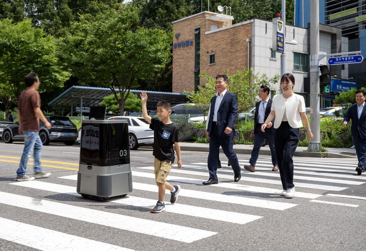 [서울=뉴시스] 현대차그룹 자율주행 배송로봇 달이 딜리버리가 9일 경기도 의왕시 부곡파출소 앞 횡단보도를 건너고 있다. (사진=현대차그룹) 2024.08.09 photo@newsis.com *재판매 및 DB 금지 *재판매 및 DB 금지