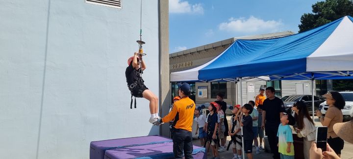 [용인=뉴시스] 양효원기자=9일 경기도특수대응단의 '청소년 소방항공학교'에 참여한 학생들이 소방 관련 체험을 하는 모습. (사진=경기도소방재난본부 제공) 2024.8.9. hyo@newsis.com *재판매 및 DB 금지