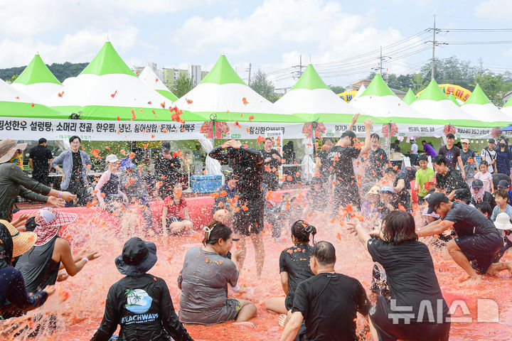 [횡성=뉴시스] 이덕화 기자 = 9일 강원 횡성군 둔내종합체육공원에서 열린 제13회 횡성고랭지토마토축제를 찾은 관광객들이 대형 토마토 풀장에서 토마토 속에 숨겨진 금반지 등 경품을 찾고 있다. '대한민국 최고의 토마토와 함께하는 가족축제'를 주제로 열린 축제는 오는 11일까지 이어진다. 2024.08.09. wonder8768@newsis.com