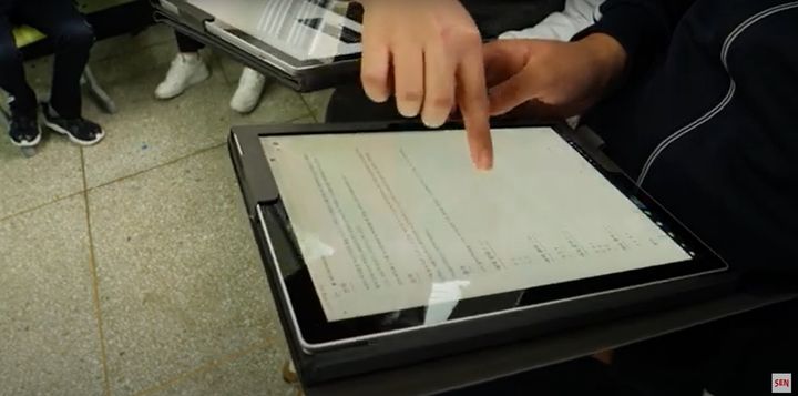 [서울=뉴시스] 서울시 내 한 중학교 학생들이 교육용 태블릿PC '디벗'을 활용해 학습을 하는 모습. (사진=유튜브 '서울시교육청TV' 캡처) 2024.08.09. *재판매 및 DB 금지