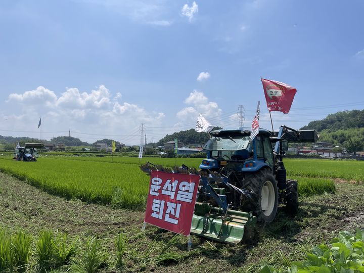 [의령=뉴시스]전농 부경연맹 "쌀값 보장하라"…의령서 '논 갈아엎기'.2024.08.09.(사진=전농 부경연맹 제공) photo@newsis.com *재판매 및 DB 금지