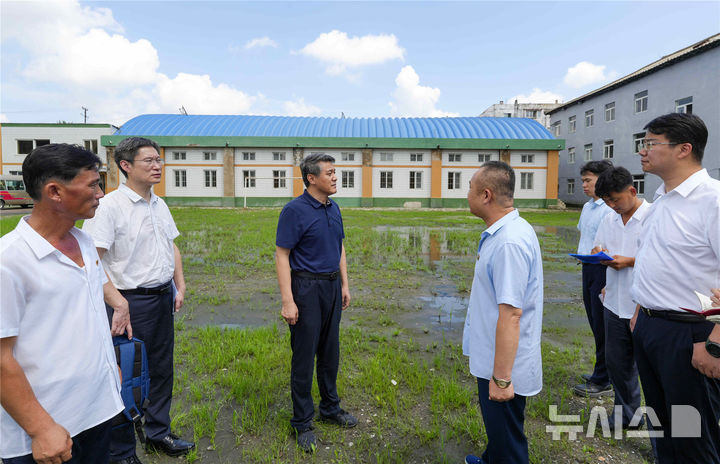 [베이징=뉴시스] 왕야쥔 주(駐)북한 중국대사가 지난 8일 평안북도 신의주에서 수해를 입은 화교와 신의주 중국인중학교를 방문해 최근 북한에서 발생한 수해 복구를 지원할 수 있다는 의사를 내비쳤다. 사진은 수해지역을 방문한 왕 대사 일행.(사진=주북한 중국대사관 홈페이지 갈무리) 2024.8.28 photo@newsis.com