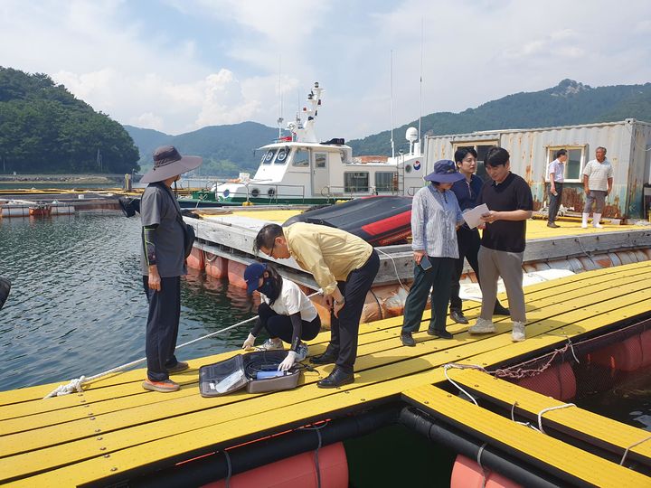 경남도, 통영 가두리양식장 적조 대비 현장 점검.(사진=경남도 제공) 2024.08.09. *재판매 및 DB 금지