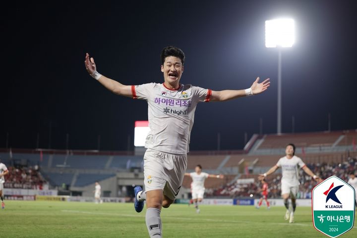 [서울=뉴시스] 프로축구 K리그1 강원FC의 이상헌. (사진=한국프로축구연맹 제공) *재판매 및 DB 금지