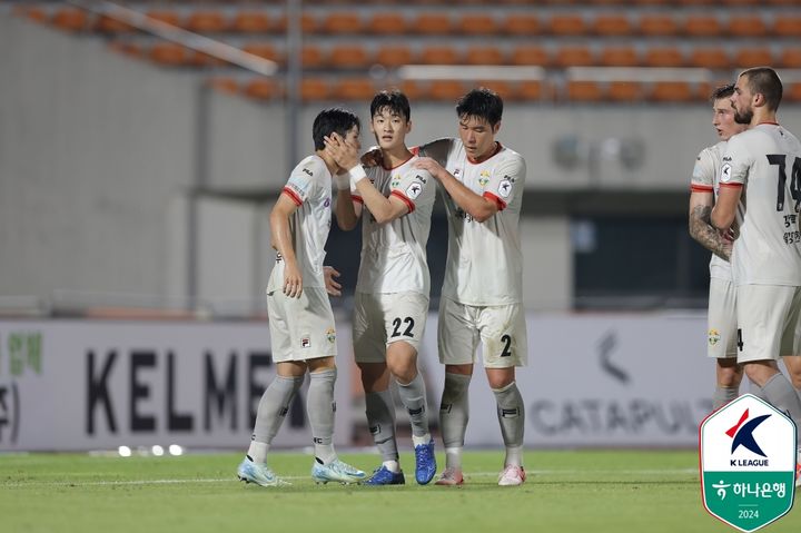 [서울=뉴시스] 프로축구 K리그1 강원FC 선수단. 왼쪽부터 양민혁, 이상헌, 김영빈. (사진=한국프로축구연맹 제공) *재판매 및 DB 금지