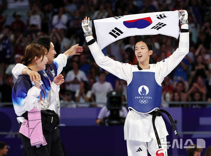 [파리=뉴시스] 김진아 기자 = 김유진이 8일(현지시각) 프랑스 파리 그랑 팔레에서 열린 2024 파리 올림픽 태권도 여자 57kg급 결승 이란 나히드 키야니찬데와의 경기에서 승리하며 금메달을 확정한 뒤 기뻐하고 있다. 2024.08.09. bluesoda@newsis.com