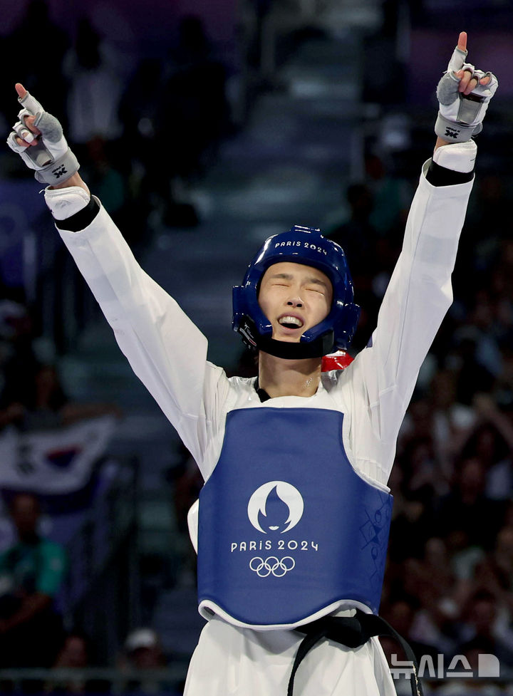 [파리=뉴시스] 김진아 기자 = 김유진이 8일(현지시각) 프랑스 파리 그랑 팔레에서 열린 2024 파리 올림픽 태권도 남자 57kg급 결승에서 이란의 나히드 키야니찬데을 상대로 승리하며 금메달을 확정한 뒤 기뻐하고 있다. 2024.08.09. bluesoda@newsis.com