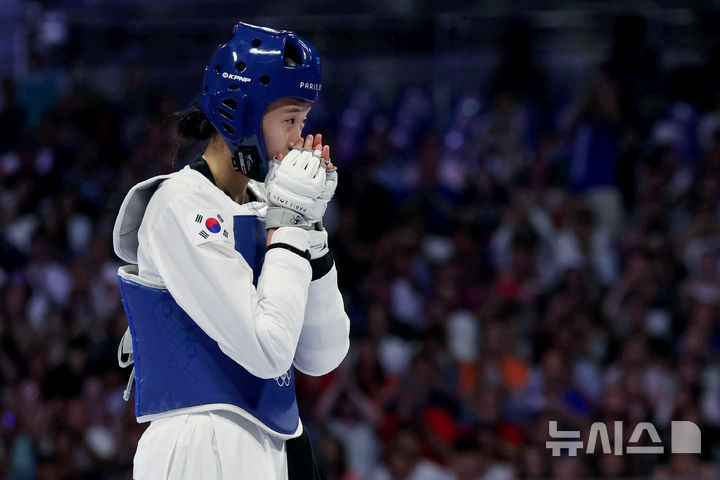 [파리=뉴시스] 김진아 기자 = 김유진이 8일(현지시각) 프랑스 파리 그랑 팔레에서 열린 2024 파리 올림픽 태권도 남자 57kg급 결승에서 이란의 나히드 키야니찬데을 상대로 승리하며 금메달을 확정한 뒤 기뻐하고 있다. 2024.08.09. bluesoda@newsis.com