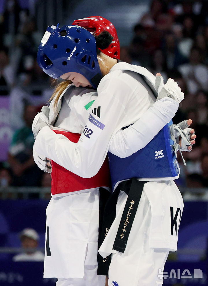 [파리=뉴시스] 김진아 기자 = 김유진이 8일(현지시각) 프랑스 파리 그랑 팔레에서 열린 2024 파리 올림픽 태권도 남자 57kg급 결승에서 승리한 뒤 상대 선수인 이란의 나히드 키야니찬데와 포옹하고 있다. 2024.08.09. bluesoda@newsis.com