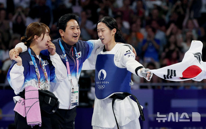 [파리=뉴시스] 김진아 기자 = 김유진이 8일(현지시각) 프랑스 파리 그랑 팔레에서 열린 2024 파리 올림픽 태권도 남자 57kg급 결승에서 이란의 나히드 키야니찬데을 상대로 승리하며 금메달을 확정한 뒤 손효봉 코치와 함께 기뻐하고 있다. 2024.08.09. bluesoda@newsis.com