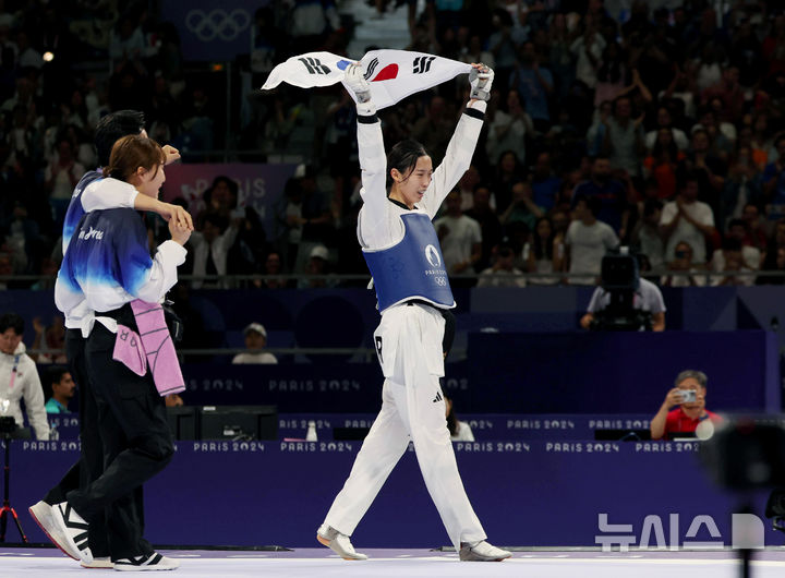 [파리=뉴시스] 김진아 기자 = 김유진이 8일(현지시각) 프랑스 파리 그랑 팔레에서 열린 2024 파리 올림픽 태권도 남자 57kg급 결승에서 이란의 나히드 키야니찬데을 상대로 승리하며 금메달을 확정한 뒤 기뻐하고 있다. 2024.08.09. bluesoda@newsis.com