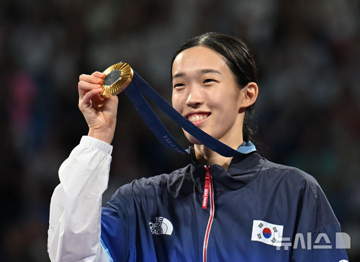 [파리=뉴시스] 김진아 기자 = 김유진이 8일(현지시각) 프랑스 파리 그랑 팔레에서 열린 2024 파리 올림픽 태권도 여자 57kg급 시상식에서 금메달을 목에 걸고 기념촬영을 하고 있다. (공동취재) 2024.08.09. photo@newsis.com