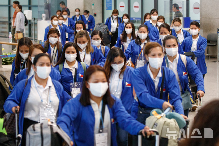 [인천공항=뉴시스] 공항사진기자단 = 외국인 가사관리사 시범사업에 참여하는 필리핀인 가사관리사들이 지난 8월6일 오전 인천국제공항을 통해 입국하고 있다. 2024.08.06. photo@newsis.com