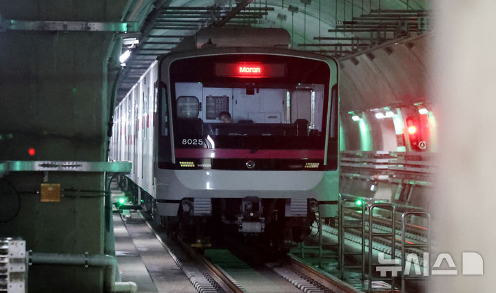 [남양주=뉴시스] 추상철 기자 = 9일 오후 경기 남양주시 별내역에서 열린 '8호선 연장(별내선)' 개통식에서 열차가 시범운행되고 있다. 2024.08.09. scchoo@newsis.com