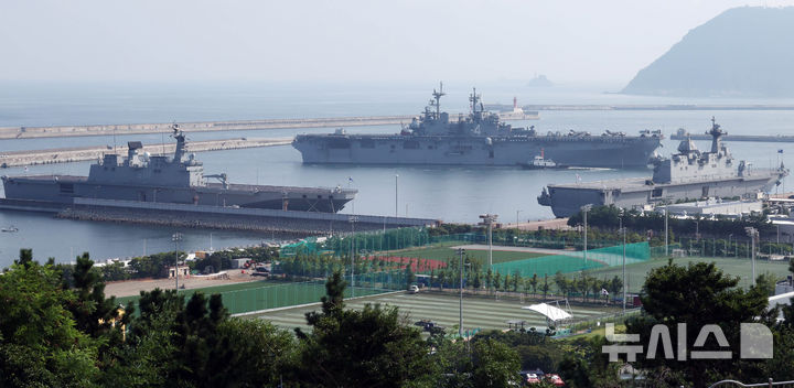 [부산=뉴시스] 하경민 기자 = 미국 해군 와스프급 강습상륙함 '복서함'(LHD-4·4만1000t급·가운데)이 9일 부산 남구 해군작전사령부 부산작전기지에 입항하고 있다. 사진 아래에는 대한민국 해군의 강습상륙함인 '독도함'(LPH-6111·1만4500t급·왼쪽)과 '마라도함'(LPH-6112·1만4500t급·오른쪽)이 나란히 정박 중이다.   경항공모함으로 불리는 이 함정은 길이 257m, 폭 31.8m, 승조원 1200명 규모다. 이 함정은 수직이착륙 F-35B 전투기를 20여 대를 탑재할 수 있으며, 2000여 명의 전투병력과 전차, 장갑차 100여 대를 수용할 수 있다. 2024.08.09. yulnetphoto@newsis.com