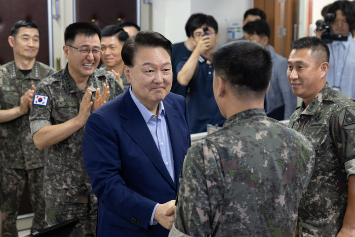 [서울=뉴시스] 조수정 기자 = 여름 휴가중인 윤석열 대통령이 9일 충남 계룡대 전투통제실을 방문, 장병을 격려하고 있다. 윤 대통령 왼쪽 뒤는 박안수 육군참모총장, 박 참모총장 뒤는 이영수 공군참모총장. (사진=대통령실 제공) 2024.08.09. photo@newsis.com *재판매 및 DB 금지