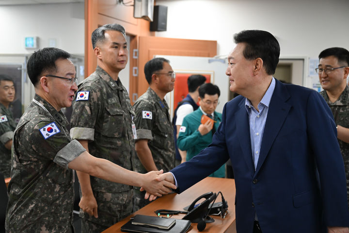 [서울=뉴시스] 조수정 기자 = 여름 휴가중인 윤석열 대통령이 9일 충남 계룡대 계룡대 전시지휘시설(U-3)을 방문, 보고를 받기 앞서 참석자를 격려하며 악수하고 있다. (사진=대통령실 제공) 2024.08.09. photo@newsis.com *재판매 및 DB 금지