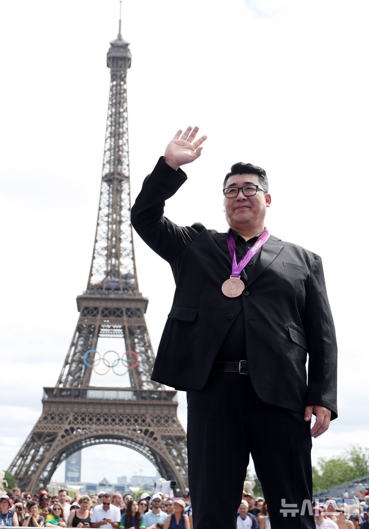 [파리=뉴시스] 김진아 기자 = 런던올림픽 역도 국가대표 전상균이 9일(현지시각) 프랑스 파리 트로카데로 광장에 마련된 챔피언스파크에서 열린 메달 재배정 행사에서 동메달을 받고 있다. 2012년 런던올림픽 남자 역도 105kg 이상급에서 4위를 기록한 전상균은 당시 3위를 기록한 러시아 루슬란 알베고프가 금지약물 복용 사실이 드러나 동메달이 박탈되자 3위로 승격돼 동메달을 목에 걸었다. 2024.08.09. bluesoda@newsis.com