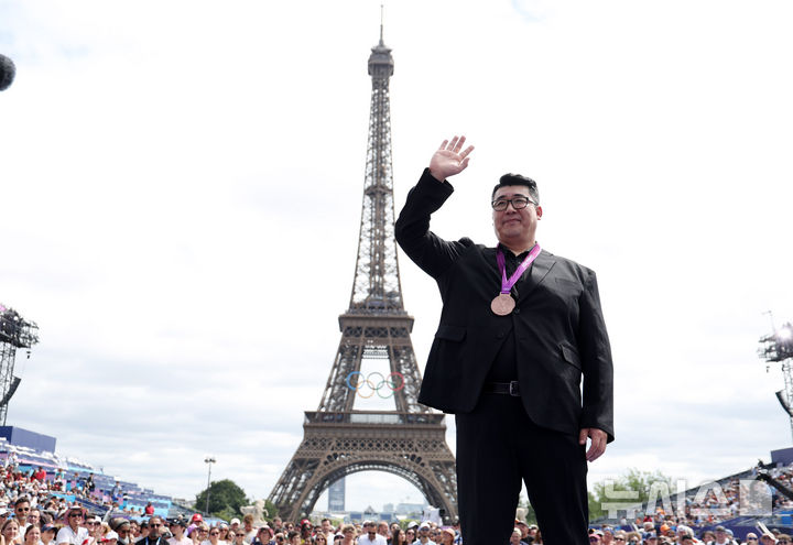 [파리=뉴시스] 김진아 기자 = 런던올림픽 역도 국가대표 전상균이 9일(현지시각) 프랑스 파리 트로카데로 광장에 마련된 챔피언스파크에서 열린 메달 재배정 행사에서 동메달을 받고 있다. 2012년 런던올림픽 남자 역도 105kg 이상급에서 4위를 기록한 전상균은 당시 3위를 기록한 러시아 루슬란 알베고프가 금지약물 복용 사실이 드러나 동메달이 박탈되자 3위로 승격돼 동메달을 목에 걸었다. 2024.08.09. bluesoda@newsis.com