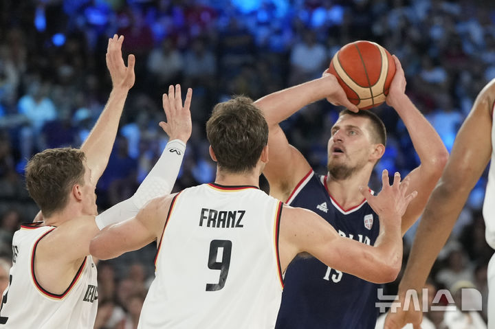 [파리=AP/뉴시스] 2024 파리 올림픽 남자 농구에서 동메달을 차지한 세르비아의 니콜라 요키치(오른쪽). 2024. 8. 10.