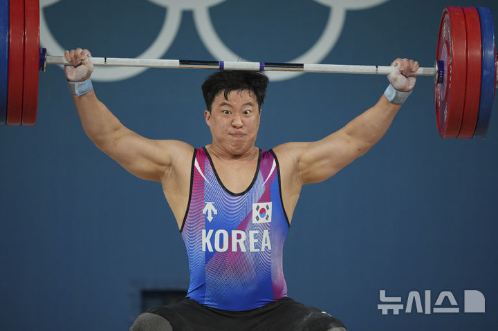 [파리=AP/뉴시스] 장연학이 10일(현지시각) 프랑스 파리의 사우스 파리 아레나에서 열린 2024 파리올림픽 역도 남자 102㎏급 인상 경기를 펼치고 있다. 장연학은 인상에서 최종 173㎏을 기록하고 용상 경기를 남겨두고 있다. 2024.08.10.