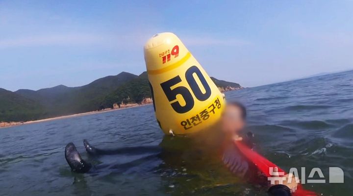 [인천=뉴시스] 김동영 기자 = 9일 오후 인천 중구 무의도 하나개해수욕장에서 60대 남성이 고립돼 소방대원에 의해 구조되고 있다. (사진=인천 영종소방서 제공 ) 2024.08.10. photo@newsis.com