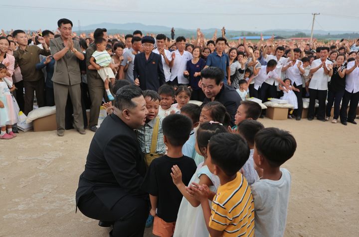 [서울=뉴시스] 10일 북한 노동신문은 김정은 국무위원장이 8~9일 평안북도 의주군 수해현장을 찾아 수해민들을 위로하고 재해복구를 위한 중대조치를 취했다고 보도했다. (사진=노동신문 캡처) 2024.08.10.  *재판매 및 DB 금지