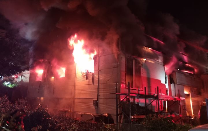 경북 칠곡군 북삼읍 인평리 인테리어 자재창고에서 화재가 발생해 불길이 치솟고 있다. (사진=경북소방본부 제공) *재판매 및 DB 금지