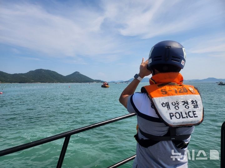 [완도=뉴시스] 10일 오후 전남 완도군 금당도 서쪽 해상에서 조업 중이던 7톤t 연안통발 어선 A호에서 40대 남성 A씨가 바다에 빠졌다는 신고가 접수돼 완도해경이 수색하고 있다. (사진=완도해경 제공) 2024.08.10. photo@newsis.com