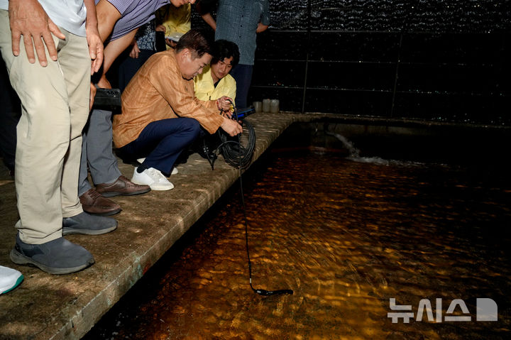 [제주=뉴시스] 오영훈 제주지사가 민선 8기 하반기 여덟 번째 민생투어로 10일 오후 서귀포시 대정읍 육상양식장을 찾아 양식장의 피해상황을 파악하고 있다. (사진=제주도청 제공) 2024.08.10. photo@newsis.com *재판매 및 DB 금지