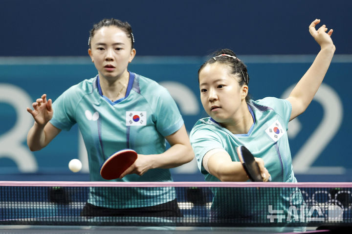 [파리=뉴시스] 최동준 기자 = 10일(현지시각) 프랑스 파리 사우스 파리 아레나4에서 열린 2024 파리 올림픽 탁구 여자 단체전 동메달 결정전 1경기에서 신유빈-전지희 조가 독일 샨샤오나-완위안 조를 상대로 경기를 펼치고 있다. 2024.08.10. photocdj@newsis.com