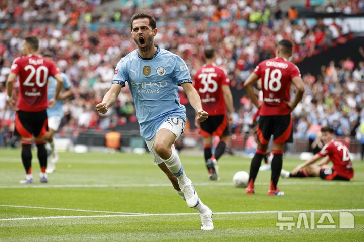 [런던=AP/뉴시스] '2024 잉글랜드축구협회(FA) 커뮤니티 실드' 우승을 차지한 맨체스터 시티의 베르나르두 실바. 2024. 8. 10.