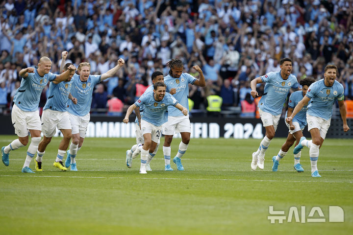[런던=AP/뉴시스] '2024 잉글랜드축구협회(FA) 커뮤니티 실드' 우승을 차지한 맨체스터 시티. 2024. 8. 10.