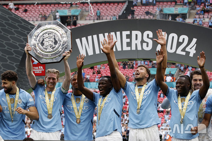 [런던=AP/뉴시스] '2024 잉글랜드축구협회(FA) 커뮤니티 실드' 우승을 차지한 맨체스터 시티. 2024. 8. 10.