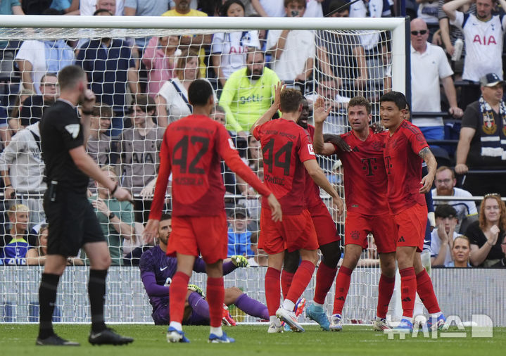 [런던=AP/뉴시스] 김민재(오른쪽)를 비롯한 바이에른 뮌헨 선수들이 11일(한국시각) 영국 런던 토트넘 홋스퍼 스타디움에서 열린 토트넘 홋스퍼와 의 친선 경기에서 골을 기록한 뒤 자축하고 있다. 2024.08.11.