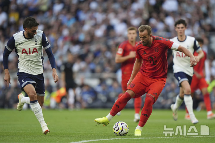 [런던=AP/뉴시스] 해리 케인(오른쪽)이 11일(한국시각) 영국 런던 토트넘 홋스퍼 스타디움에서 열린 토트넘 홋스퍼와 의 친선 경기에서 골대를 향해 슛을 날리고 있다. 2024.08.11.