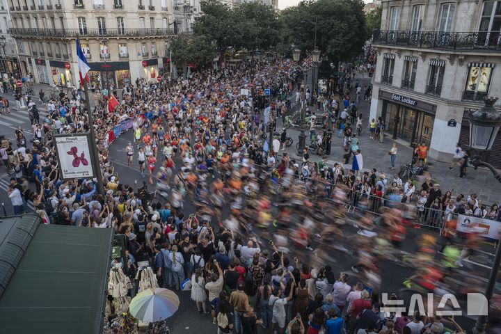 [파리=AP/뉴시스]파리올림픽 마라톤 장면. 2024.08.10.