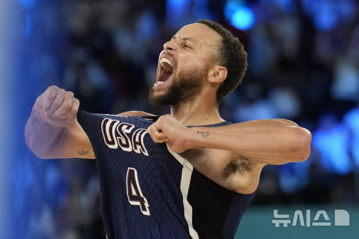 [파리=AP/뉴시스] 2024 파리 올림픽 남자 농구에서 우승한 미국의 스테판 커리. 2024. 8. 10.