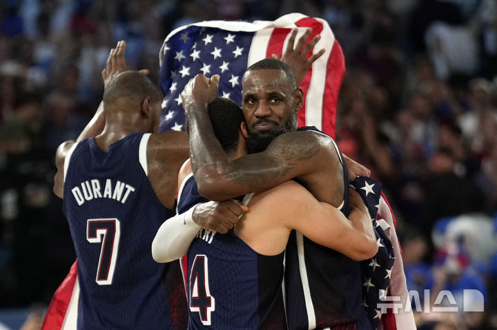 [파리=AP/뉴시스] 2024 파리 올림픽 남자 농구에서 우승한 미국의 르브론 제임스(오른쪽). 2024. 8. 10.