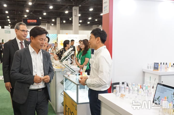 [부천=뉴시스] 정일형 기자 = 조용익 부천시장이 지난 7월 ‘2024 북미 코스모프로프’ 에 참가한 관내 화장품 기업 부스를 살펴보고 있다. (사진은 부천시 제공)