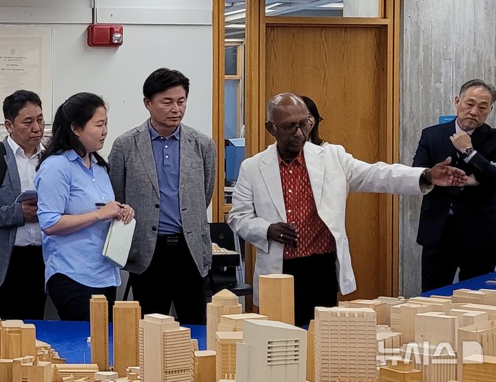 [부천=뉴시스] 정일형 기자 = 조용익 부천시장(왼쪽에서 네번째)이 미국 보스턴시 기획개발청에서 도시계획에 대한 설명을 듣고 있다. (사진은 부천시 제공)