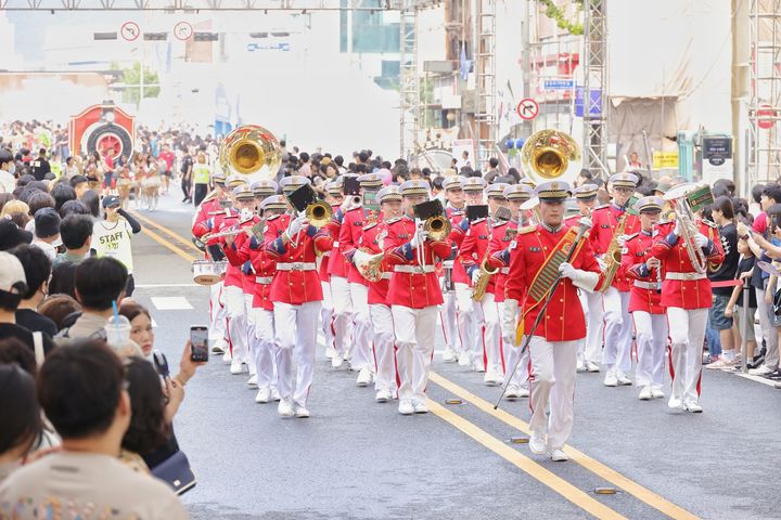[대전=뉴시스] 대전 0시 축제에서 군악대 시간여행 페레이드가 펼쳐지고 있다. (사진=뉴시스 DB). photo@newsis.com  *재판매 및 DB 금지