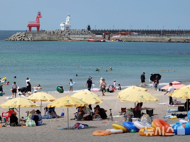 [제주=뉴시스] 오영재 기자 = \제주시 이호테우해수욕장에서 피서객들이 즐거운 시간을 보내고 있다. 2024.08.11. oyj4343@newsis.com 