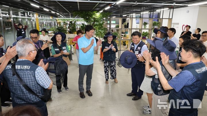 [안산=뉴시스] 이민근 안산시장(사진 가운데, 하늘색 상의)이 11일 캄보디아로 떠나는 안산시자원봉사단을 찾아 격려하고 있다.(사진=안산시 제공)2024.08.11.photo@newsis.com