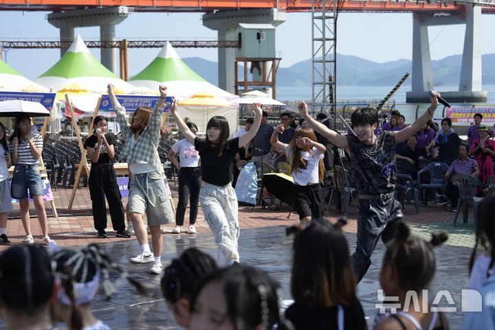 [창원=뉴시스]경남 사천시 삼천포대교공원에서 열린 '경남 청년 인플루언서 페스티벌’에 참가한 청년들이 K-POP 음악에 맞춰 춤을 추고 있다.(사진=경남도 제공)2024.08.11. photo@newsis.com