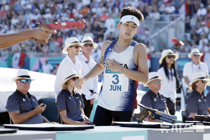 [베르사유=뉴시스] 최동준 기자 = 10일(현지시각) 프랑스 베르사유 궁전에서 열린 2024 파리 올림픽 근대5종 남자 결승전 레이저런에서 전웅태가 사격장에 도착하고 있다. 2024.08.11. photocdj@newsis.com